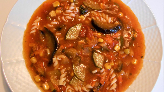 Italská polévka: Jak na slavnou minestrone? Chuti prospějí strouhaný sýr i trochu pesta