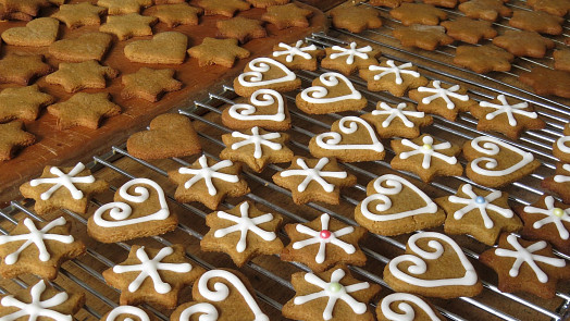Domácí adventní kalendář: Recepty na měkké perníčky, karamelová lízátka, plněné pralinky i jednoduché sušenky zvládne každý
