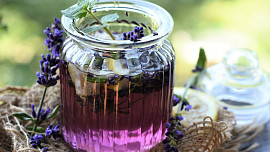 Levandulový sirup: Na voňavý a lahodný nápoj jsou potřeba jen tři ingredience a budeme mít léto ve sklenici