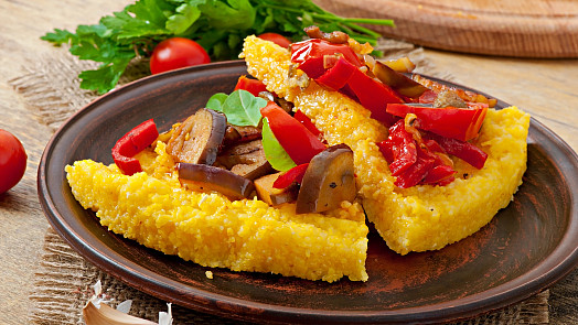 Kukuřičná kaše polenta je skvělá příloha. Dá se ochutit mnoha způsoby a jdou z ní udělat i netradiční hranolky
