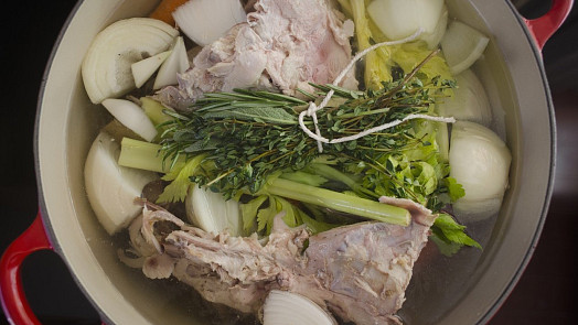 Hitem v hubnutí je vývarová dieta: Za 21 dnů slibuje úbytek až 15 kg a žádné vrásky. Princip vychází z paleo stravy a půstu