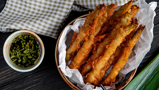 Zelenina schovaná do křupavého těstíčka: Tempura vyžaduje ledové těsto a rychlé smažení, pak je výsledek fantastický