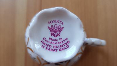Originální růžový porcelán. Ručně malováno 14karátovým zlatem. Zdroj: Šárka Adámková, Toprecepty
