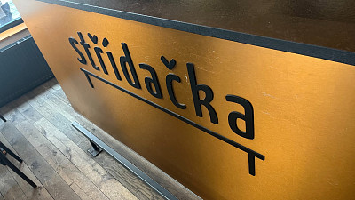 Logo se objevuje na několika místech v restauraci. Zdroj: Vilém Besser, Toprecepty