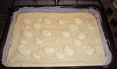Božský koláč, ...a tvaroh nesmí chybět,pak sem ho rozetřela :-)