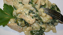 Gnocchi s kuřecím masem, špenátem a sýrovo-smetanovou omáčkou