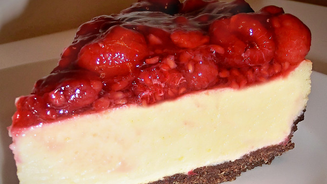 Malinový cheesecake s bílou čokoládou
