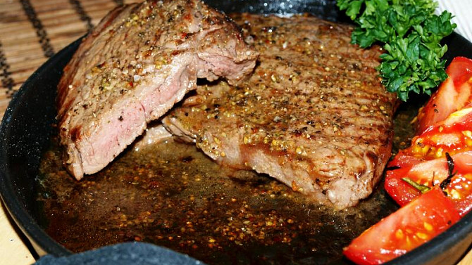 Rumpsteak s rukolovým salátem