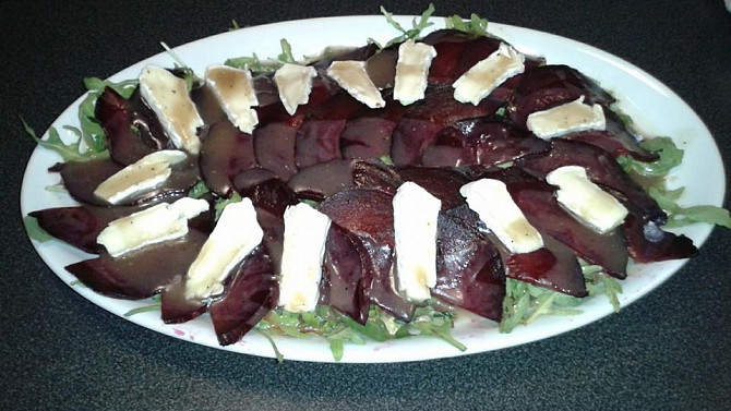 Carpaccio z červené řepy se sýrem a rukolou