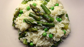 Jarní chřestovo-hráškové risotto