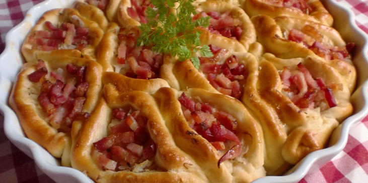 Slaný koláč se zelím a anglickou slaninou