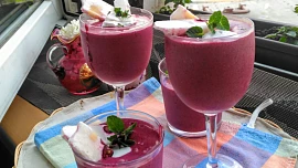 Smoothie z banánu, brusinek, borůvek, chia semínek a kokosového mléka