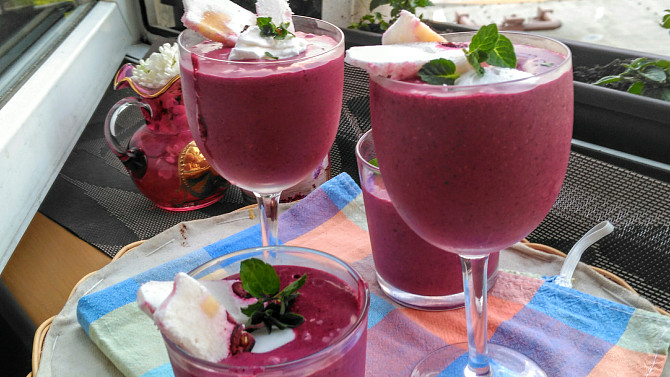 Smoothie z banánu, brusinek, borůvek, chia semínek a kokosového mléka