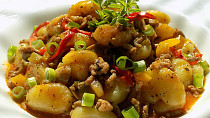 Gnocchi s mletým masem a zeleninou z jedné pánve
