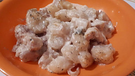 Gnocchi zapečené s kuřecím masem, smetanou a nivou