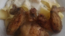 Kuřecí (křídla, paličky, prsa) s těstovinami pappardelle a omáčkou z gorgonzoly