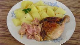 Kuře s jablky, sýrem a slaninou