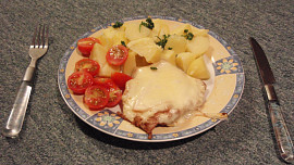 Kuřecí steak se sýrem a salámem