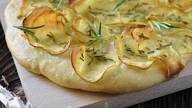Pizza s brambory a rozmarýnem