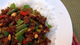 Stir-fry s mletým masem, zelenými fazolkami a červenou paprikou