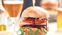 Burger s pastou harissa, lilky a sýrem halloumi