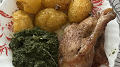 Pečená kachní stehna se špenátem a česnekovými brambory
